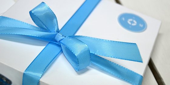 Kartong Kuvert till bröllopsinbjudan med blått band