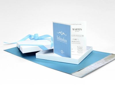 Bohuslän bröllopsinbjudan med blått kuvert och vit kartong