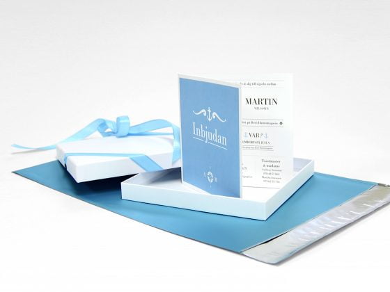 Bohuslän bröllopsinbjudan med blått kuvert och vit kartong