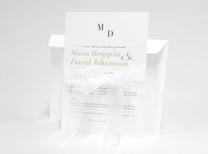 Vaxholm bröllopskort sid 1 med vitt kuvert och band