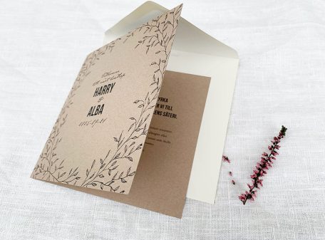 Rustikt inbjudningskort Lövsta med kuvert inspiration