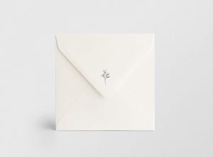 Gräddvitt-kuvert-kvadratiskt-155-x-155-mm-med-Löv